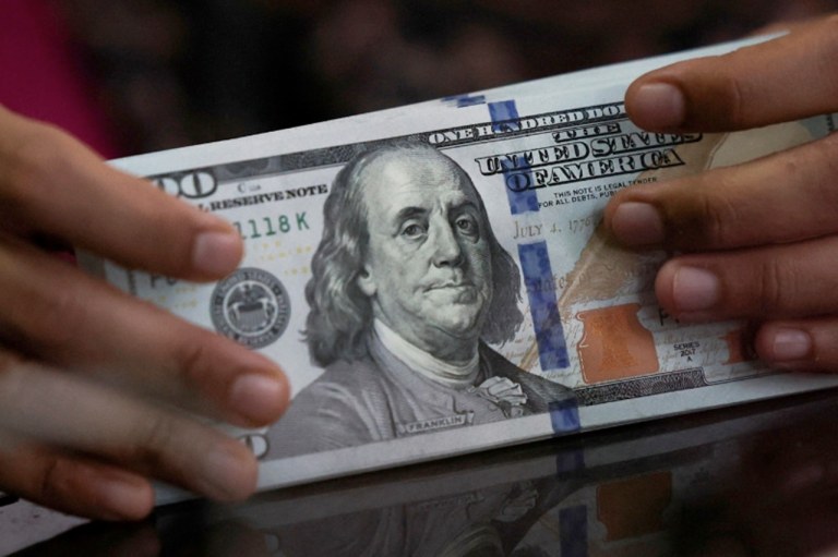 Um funcionário segura notas de dólar americano em uma casa de câmbio em Jacarta, Indonésia, em 9 de abril de 2025