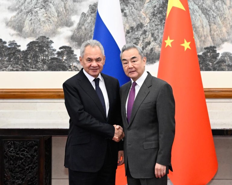 Mais alto diplomata da China mantém diálogo estratégico com secretário do Conselho de Segurança da Federação Russa