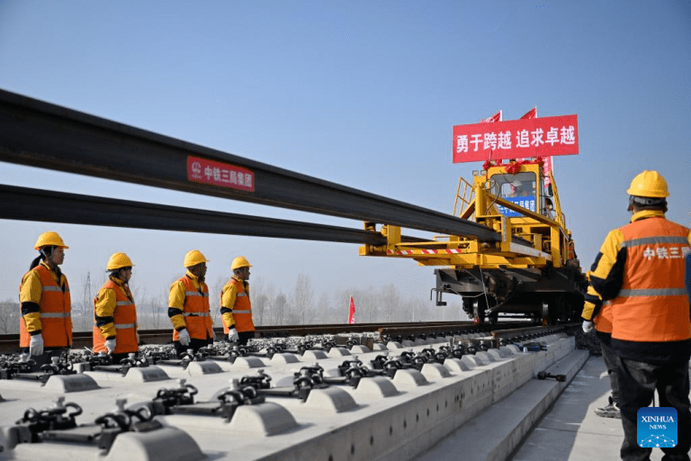 Começa o assentamento de trilhos da ferrovia de alta velocidade Xiong'an-Xinzhou