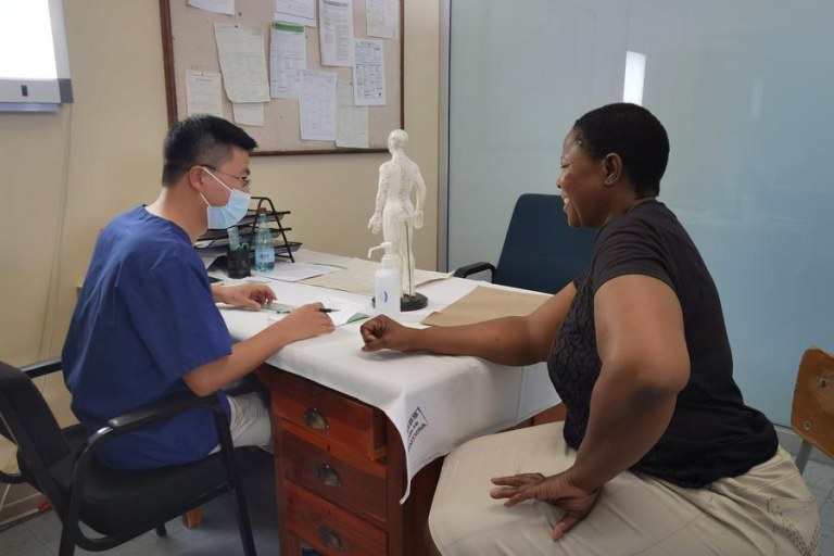 Agulhas e Qigong: Equipe médica chinesa leva cura holística à Namíbia