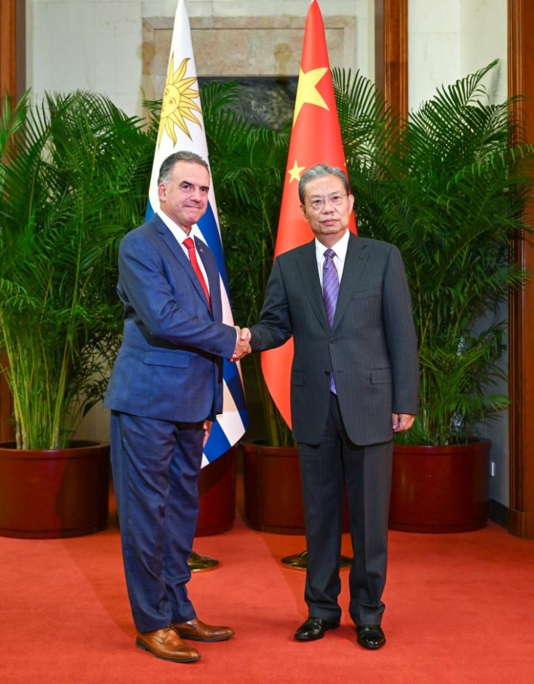 Mais alto legislador da China reúne-se com presidente uruguaio