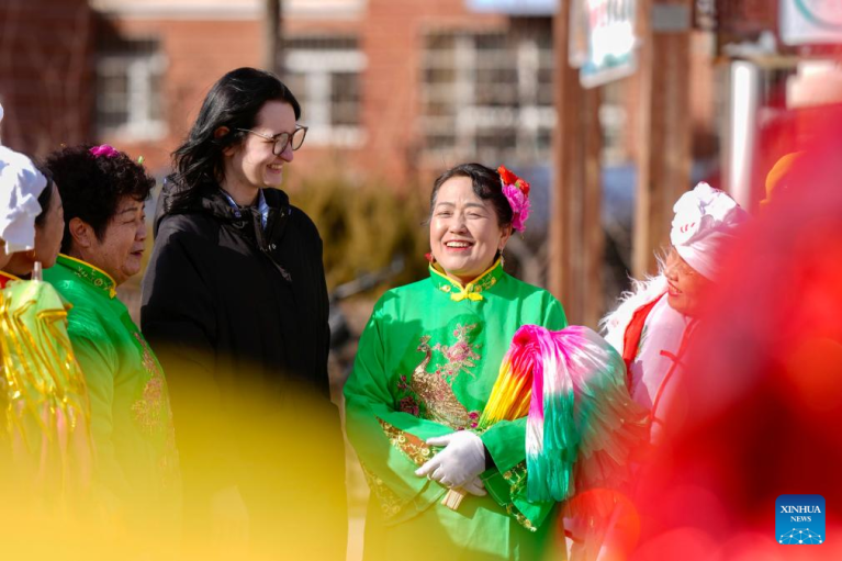 Estudantes internacionais vivenciam costumes folclóricos tradicionais chineses em Yinchuan, noroeste da China