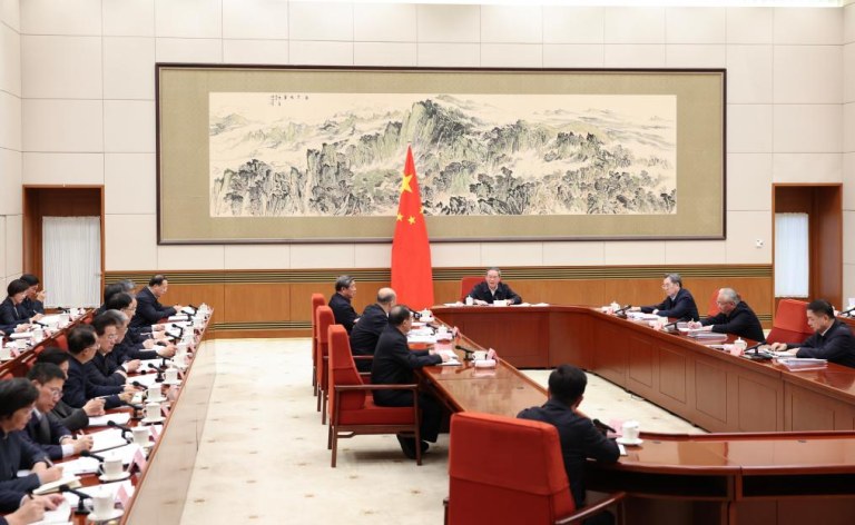 Conselho de Estado da China discute projeto do relatório de trabalho do governo e 15º Plano Quinquenal