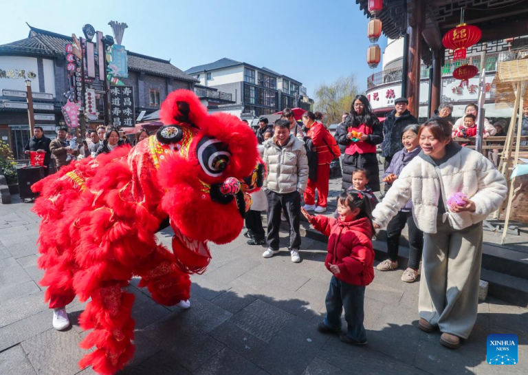 Província de Zhejiang realiza atividades folclóricas tradicionais para celebrar o próximo Ano Novo Chinês
