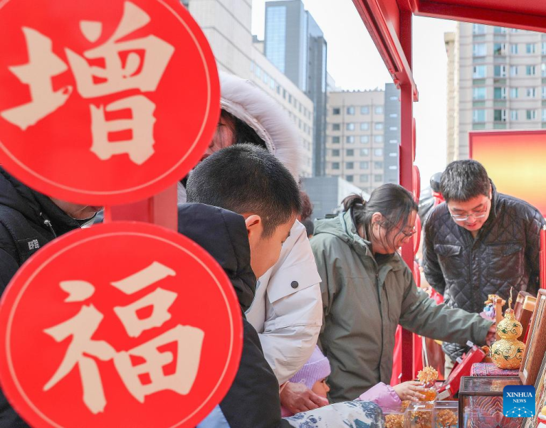 Área comercial de Longfusi em Beijing vibra com espírito festivo antes da Festa da Primavera