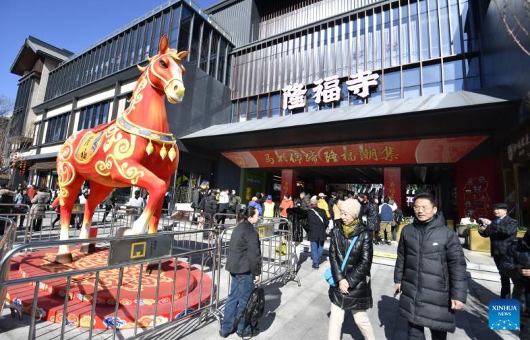 Turistas aproveitam áreas cênicas culturais em Beijing para vivenciar clima festivo