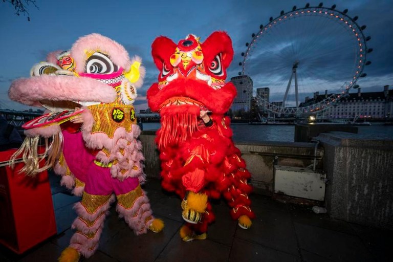 Turistas chineses aproveitam clima animado da Festa da Primavera em todo o mundo