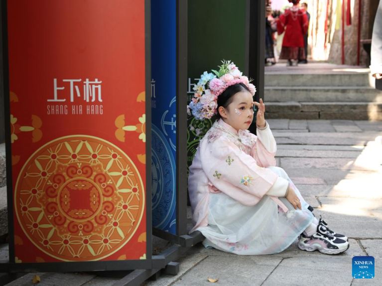 Trajes tradicionais iluminam bairros históricos de Fuzhou na Festa da Primavera