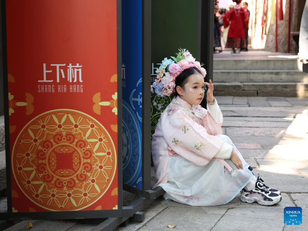 Trajes tradicionais iluminam bairros históricos de Fuzhou na Festa da Primavera