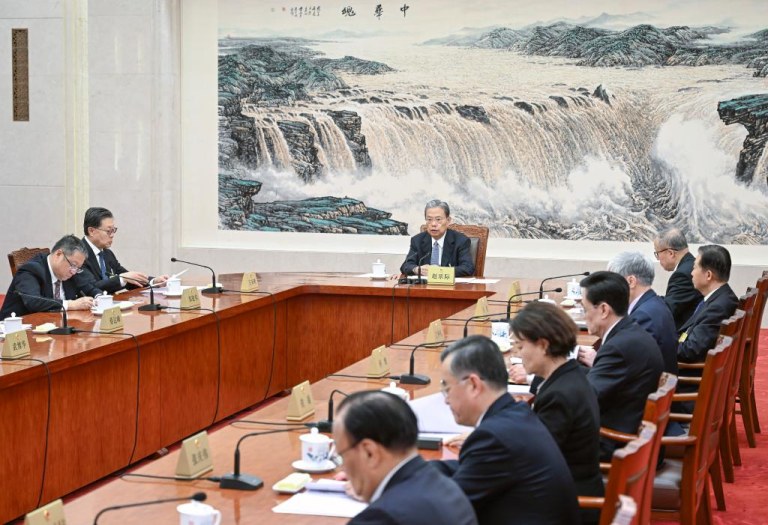 Legisladores chineses ouvem relatórios durante sessão legislativa