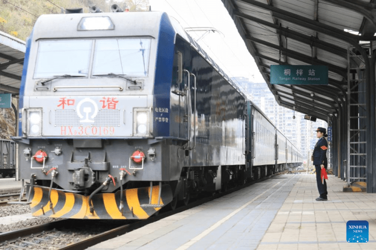 Trem lento Guizhou e Chongqing serve como "mercado móvel" para moradores de vilarejos no sudoeste da China
