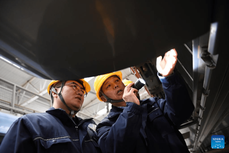 Técnico ferroviário experiente Dong Hongtao se dedica ao desenvolvimento de mão de obra qualificada