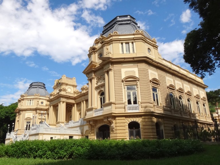 O Palácio Guanabara, localizado em Laranjeiras, Rio de Janeiro, é a sede oficial do governo do estado do Rio de Janeiro