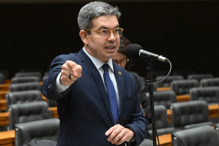 Plenário da Câmara dos Deputados durante sessão conjunta do Congresso Nacional destinada à deliberação dos Projetos de Lei do Congresso Nacional n°s 4, 6 a 11, 13, 15 (PLOA 2026), 16, 18 a 28 e 32, todos de 2025. Senador Randolfe Rodrigues (PT-AP) em pronunciamento à bancada.Foto: Carlos Moura/Agência Senado