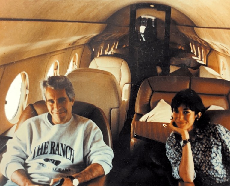 Jeffrey Epstein e Ghislaine Maxwell aparecem nesta imagem divulgada pelo Departamento de Justiça em Washington, em 19 de dezembro de 2025
Departamento de Justiça dos EUA/Divulgação via REUTERS