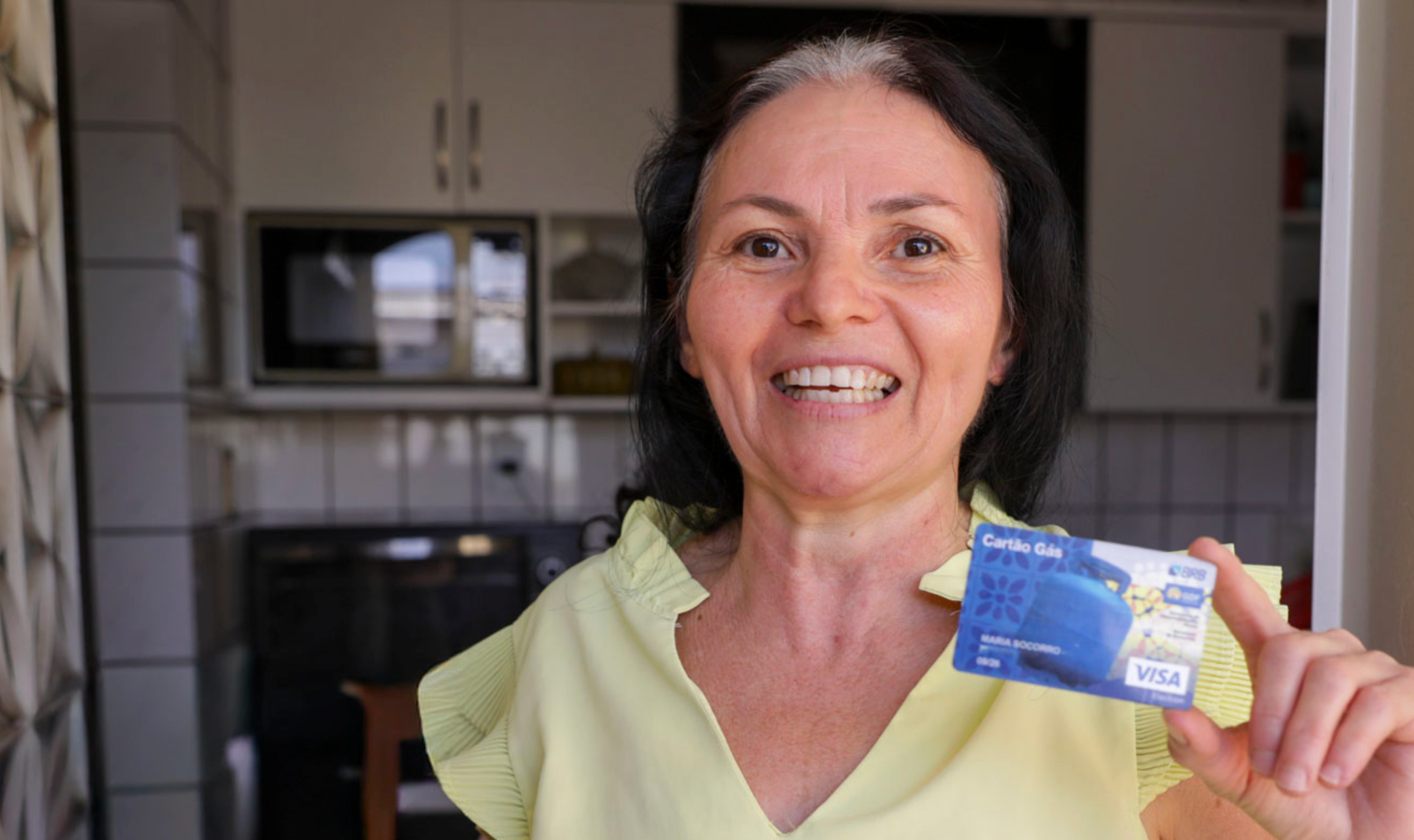 Maria do Socorro Lima exibe o seu cartão Gás