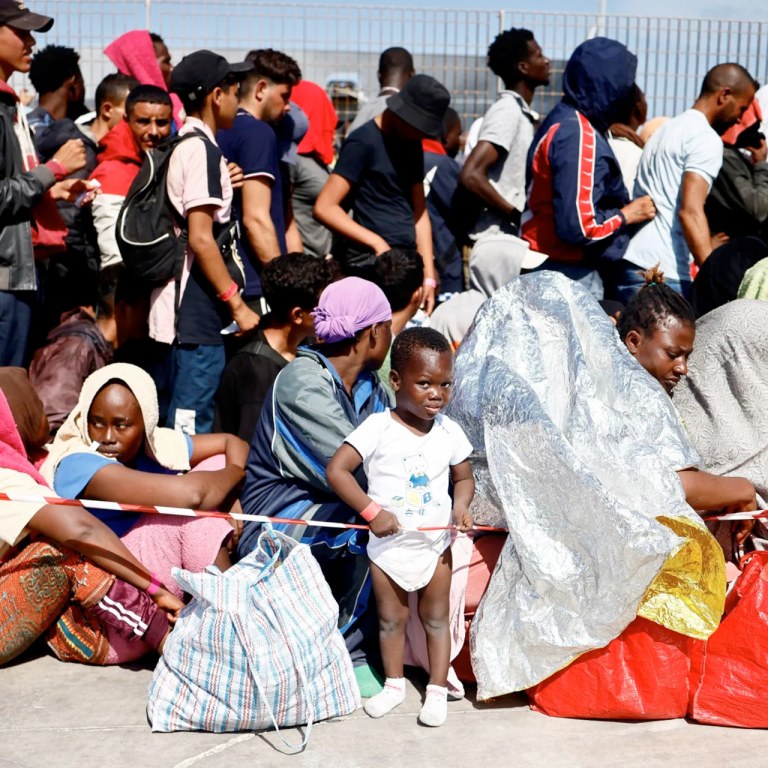 Imigrantes africanos no porto da ilha italiana de Lampedusa