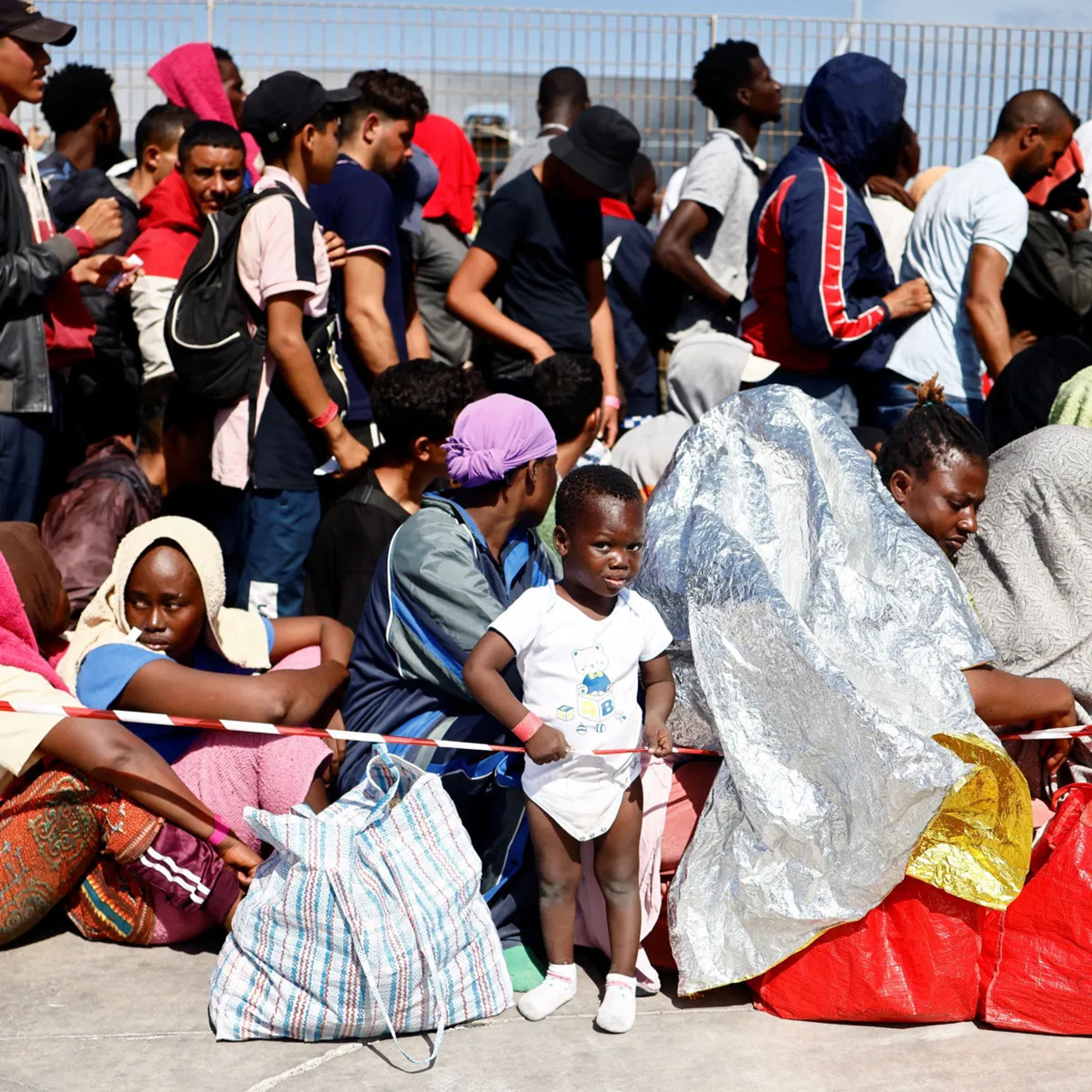 Imigrantes africanos no porto da ilha italiana de Lampedusa