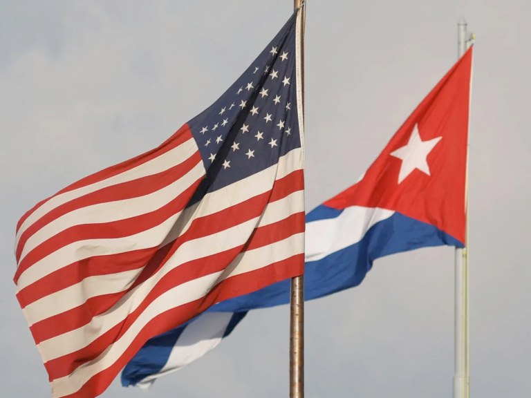 Bandeiras dos Estados Unidos e de Cuba