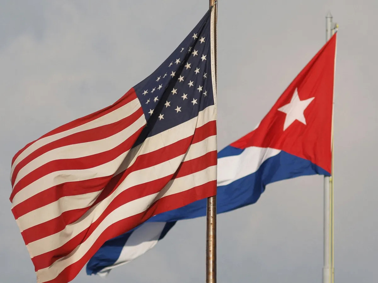Bandeiras dos Estados Unidos e de Cuba