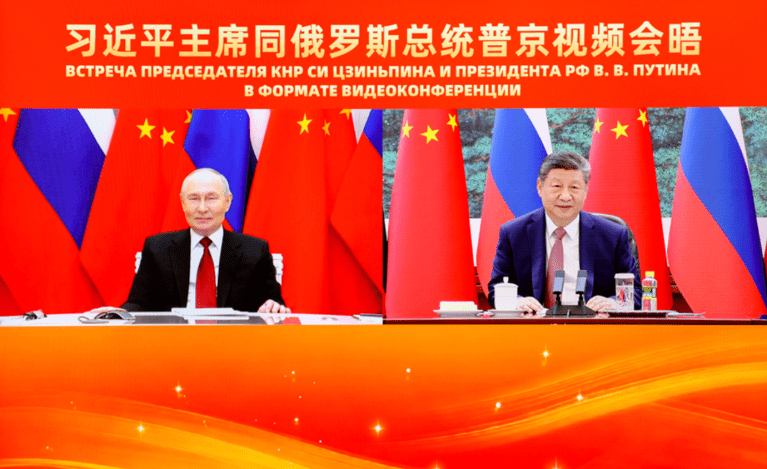 Vladimir Putin e Xi Jinping em reunião virtual
