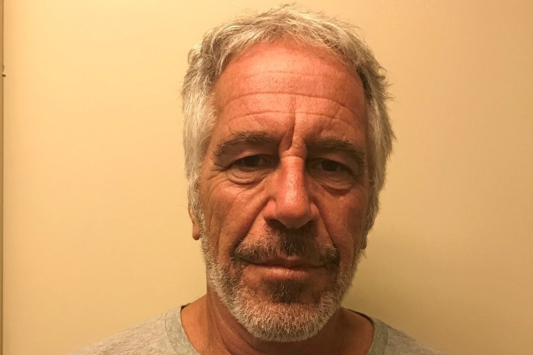 Jeffrey Epstein em registro policial 
 28/3/2017   Divulgação via REUTERS
