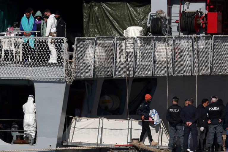Migrantes se reúnem após desembarcarem do navio da Marinha italiana Cassiopea em Shengjin, Albânia, em 28 de janeiro de 2025