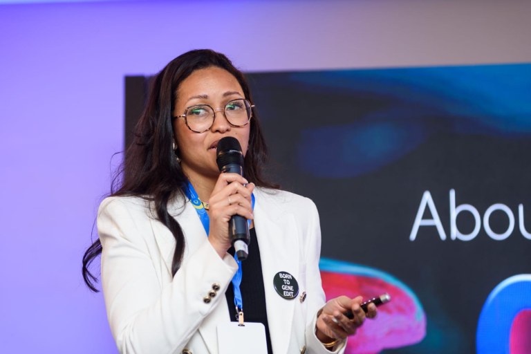 Cientista brasileira Mona Oliveira fundou a startup Biolinker