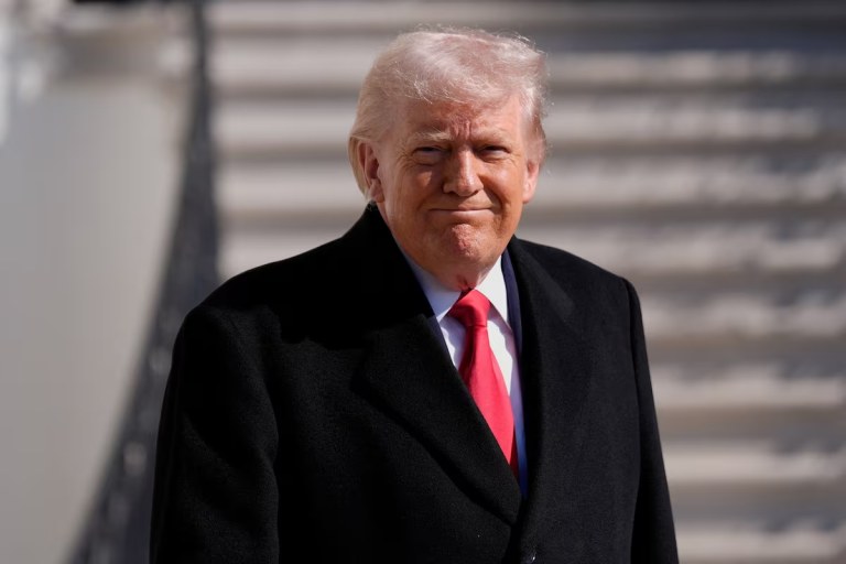 O presidente dos Estados Unidos, Donald Trump, reage ao deixar o Gramado Sul da Casa Branca, em Washington, D.C., EUA, em 13 de fevereiro de 2026