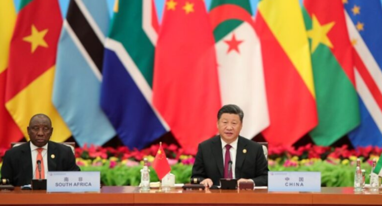 O presidente chinês, Xi Jinping, discursa ao lado do presidente da África do Sul, Cyril Ramaphosa, no Fórim de Cooperação China-África