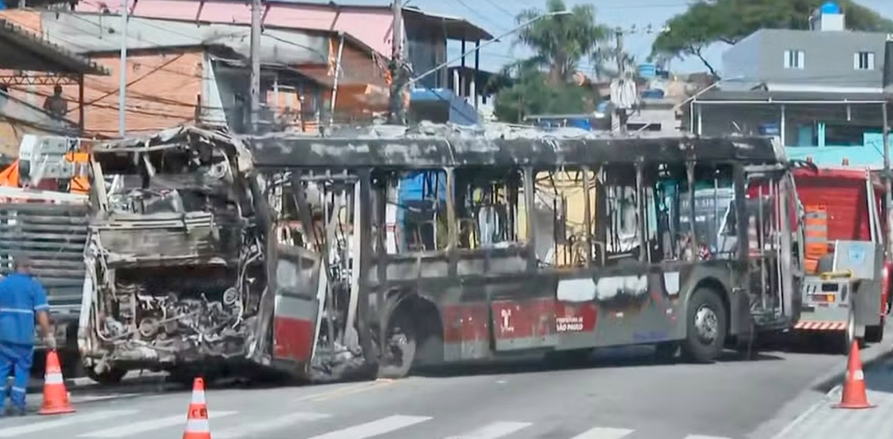 Ônibus incendiado