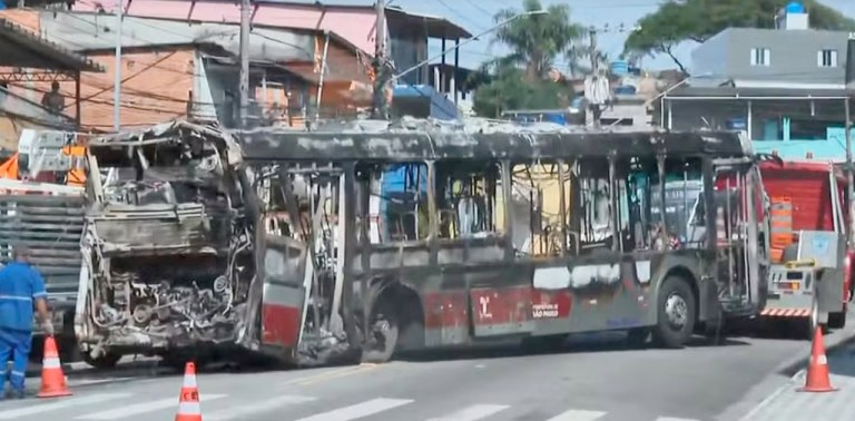 Ônibus incendiado