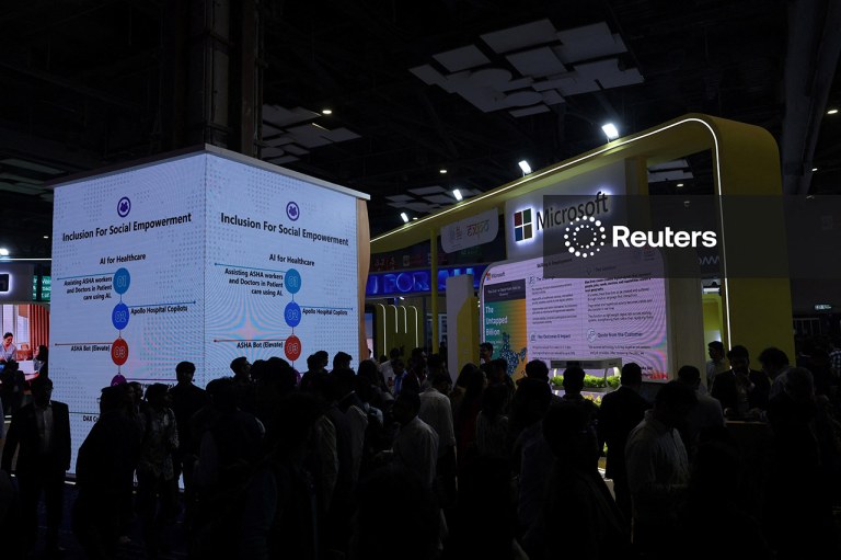 Visitantes se aglomeram perto de um estande da Microsoft no Bharat Mandapam, um dos locais da AI Impact Summit, em Nova Délhi, Índia
