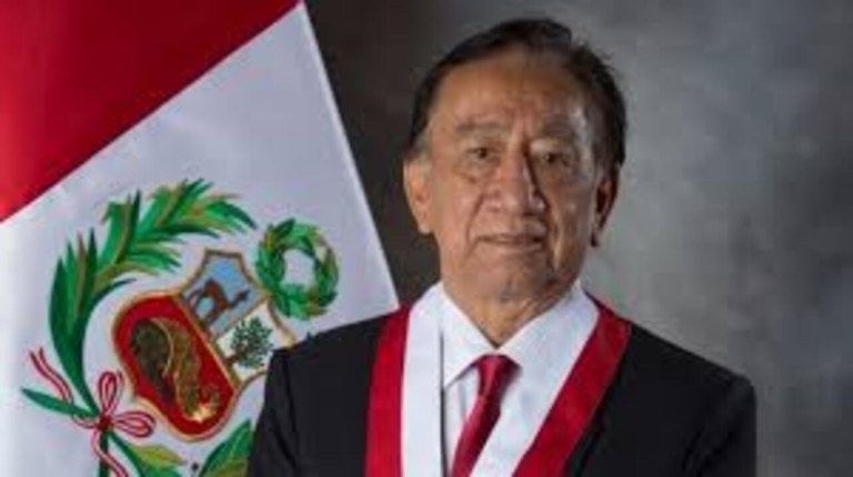 José Maria Balcázar é eleito presidente interino do Peru