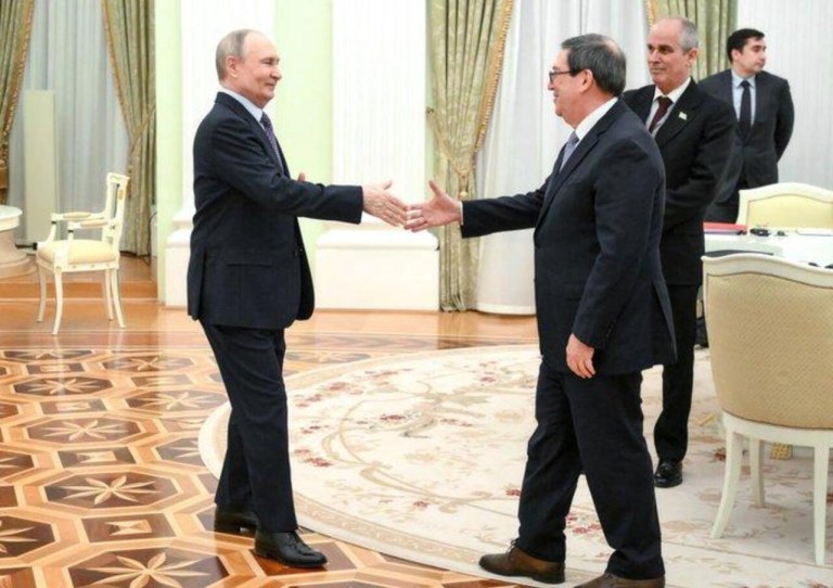 O presidente Putin recebe o chanceler cubano Bruno Rodríguez no Kremlin