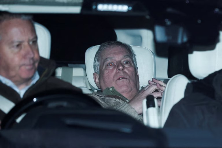 Andrew Mountbatten-Windsor  deixa a delegacia de polícia de Aylsham em um veículo, no dia em que foi preso sob suspeita de má conduta no exercício de cargo público, em 19 de fevereiro de 2026