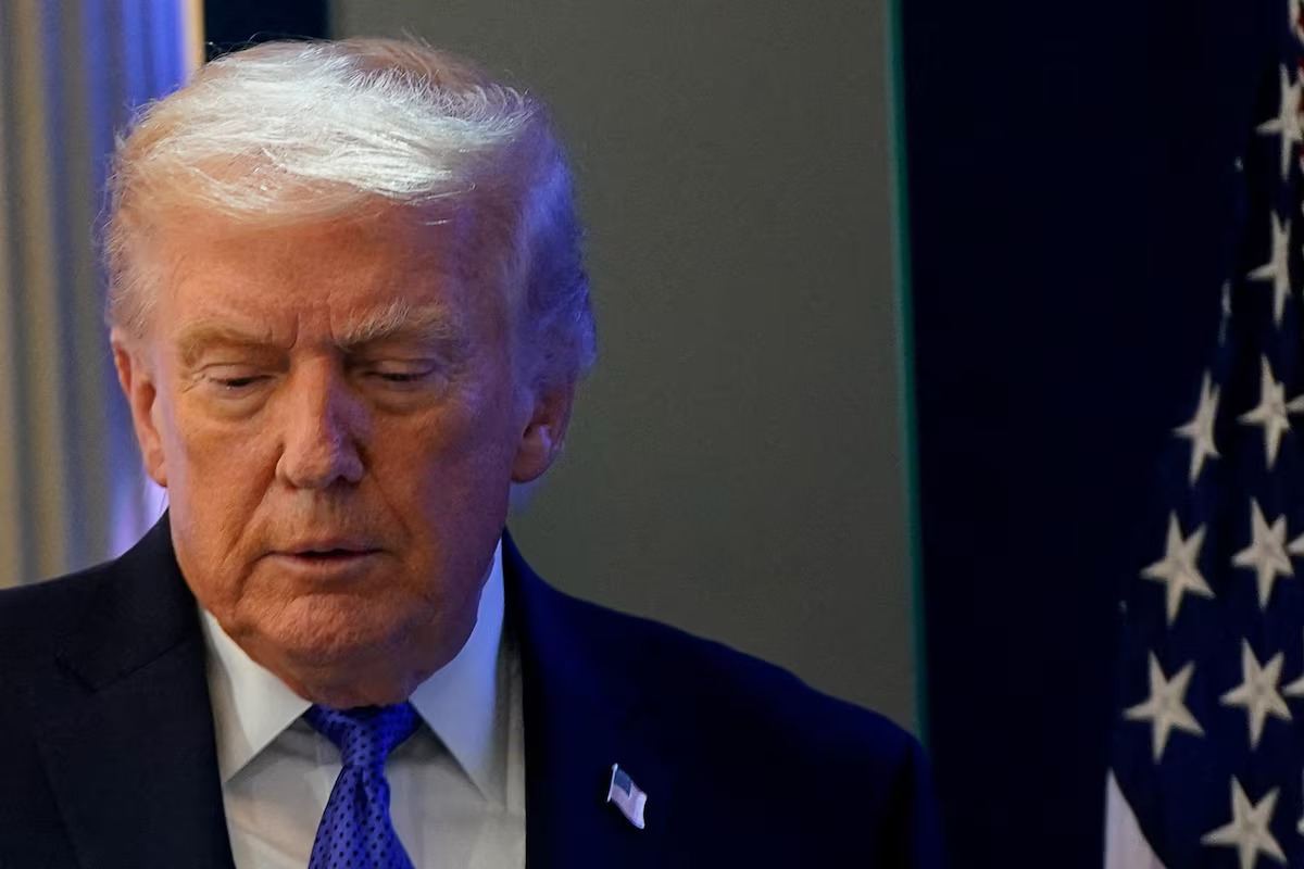 O presidente dos Estados Unidos, Donald Trump, chega para uma coletiva de imprensa na Casa Branca, após a decisão da Suprema Corte de que ele excedeu sua autoridade ao impor tarifas, em Washington, D.C., EUA, em 20 de fevereiro de 2026