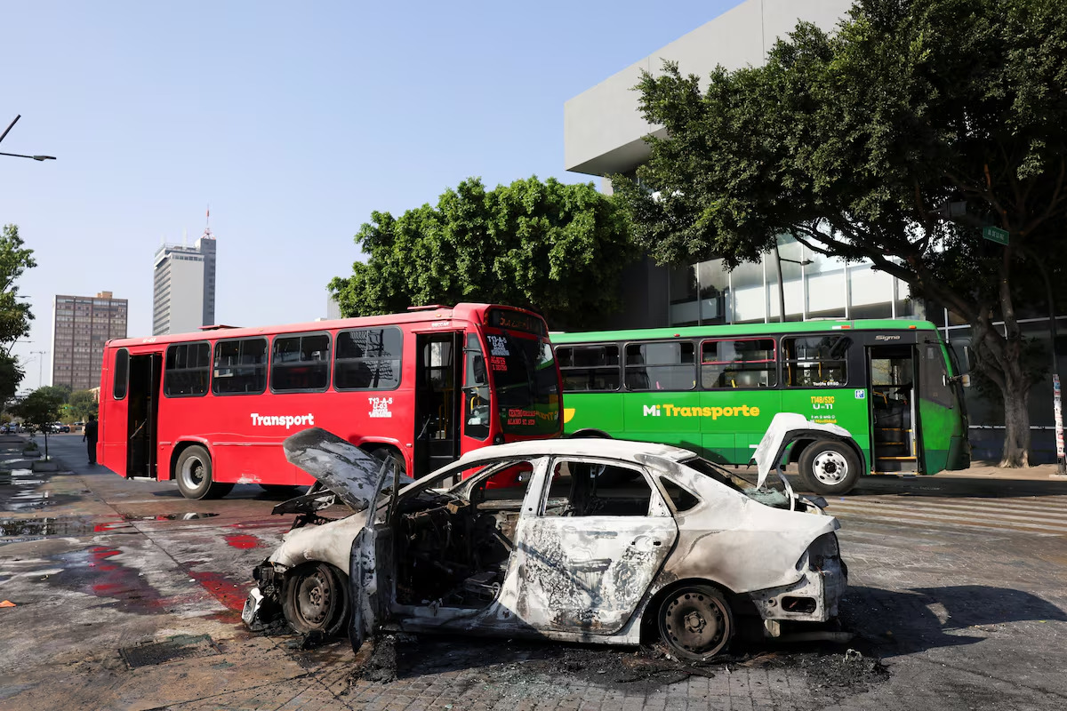 Um veículo queimado usado como barricada por membros do crime organizado, após uma série de prisões realizadas por forças federais, permanece em Guadalajara, México, em 22 de fevereiro de 2026