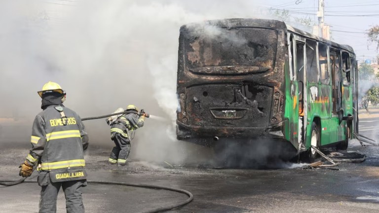 Bombeiros atuam em Guadalajara