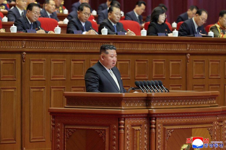 Kim Jong Un discursa durante o Nono Congresso do Partido dos Trabalhadores da Coreia
24/02/2026