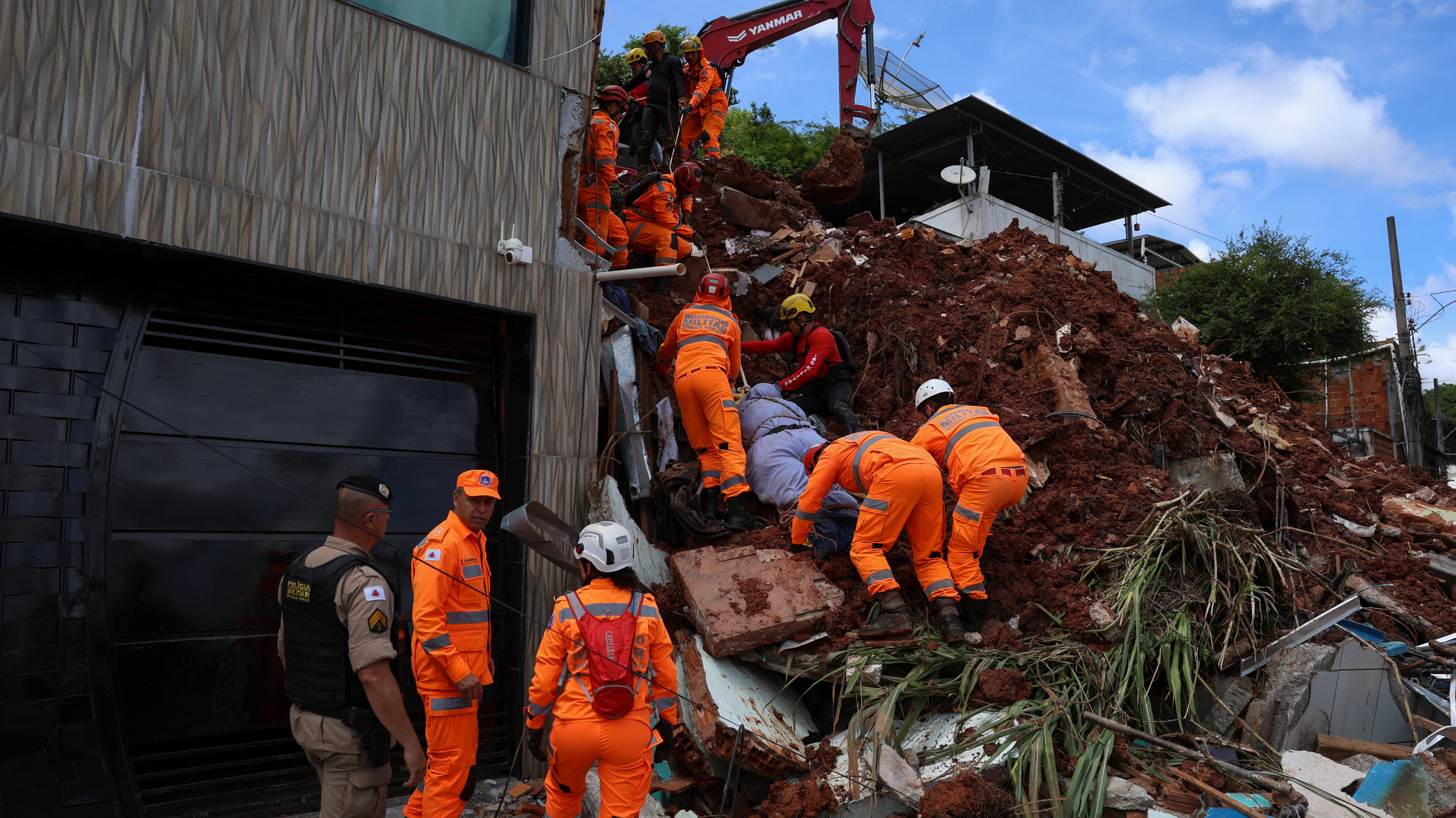 Escombros após fortes chuvas em Juiz de Fora (MG)
