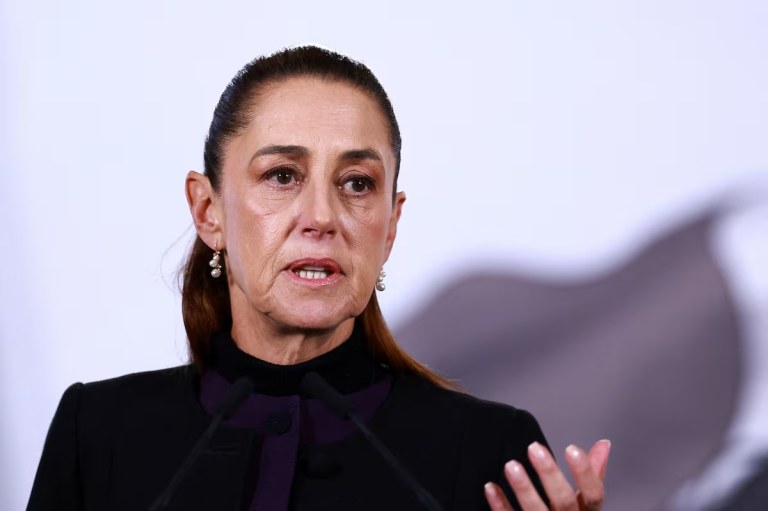 A presidente do México, Claudia Sheinbaum, fala durante coletiva de imprensa no Palácio Nacional, na Cidade do México, México, em 23 de fevereiro de 2026