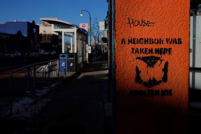 Uma placa em uma parede diz “Um vizinho foi levado daqui”, indicando um local onde alguém foi detido por agentes federais de imigração, em Minneapolis, Minnesota, Estados Unidos, em 30 de janeiro de 2026