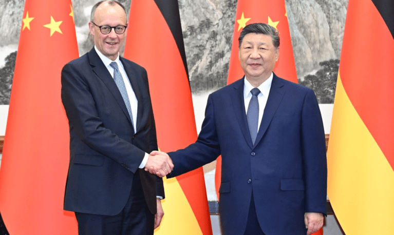 Friedrich Merz e Xi Jinping em Beijing