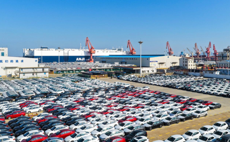 Automóveis chineses aguardam embarque para exportação no porto de Lianyungang, província de Jiangsu, no leste da China