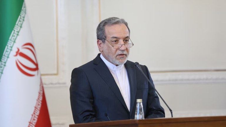 O ministro das Relações Exteriores do Irã, Abbas Araghchi, discursa durante uma coletiva de imprensa conjunta com o ministro das Relações Exteriores da Rússia, Sergei Lavrov, em Teerã, Irã, em 25 de fevereiro de 2025.