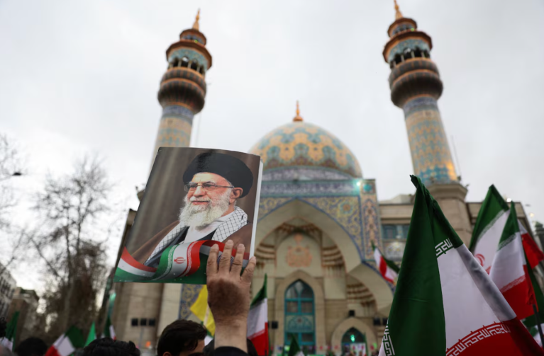 Uma pessoa segura uma imagem do líder supremo do Irã, aiatolá Ali Khamenei, durante manifestação de iranianos em protesto contra os ataques dos EUA e de Israel, em Teerã, Irã, 28 de fevereiro de 2026