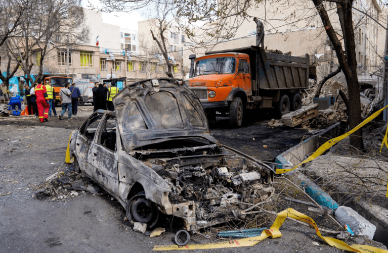 Restos de um carro após um ataque conjunto de Israel e dos EUA a um prédio em Teerã, Irã, em 28 de fevereiro de 2026.