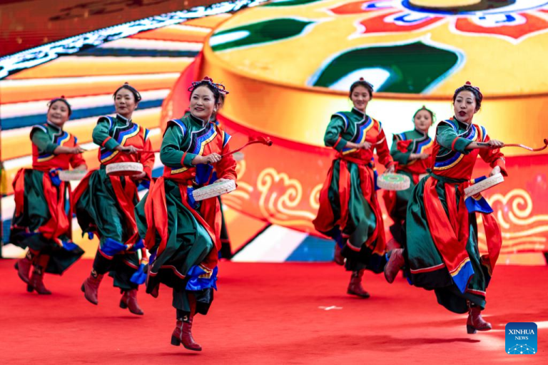 China realiza atividades vibrantes para celebrar o Festival das Lanternas
