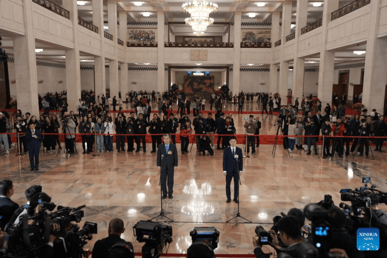Deputados da APN concedem entrevista em grupo antes da sessão anual